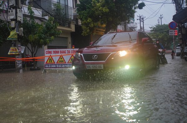 Mưa từ sáng đến tối, nhiều phố trung tâm Hải Phòng ngập sâu
