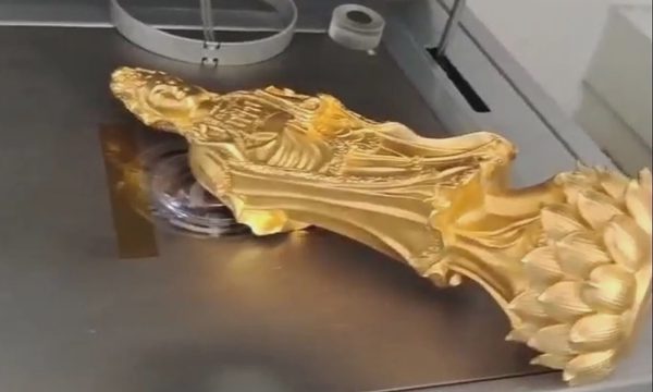 Mua tượng 'vàng nguyên chất' từ phiên đấu giá tài sản công, về nhà phát hiện là đồng