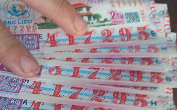 Mua vé số tìm vận may dù biết khó trúng độc đắc