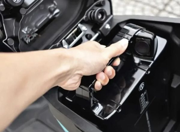 Mua xe máy điện nên chọn hình thức cắm sạc trực tiếp hay đổi pin?
