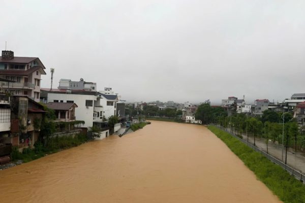 Mưa xối xả gây ngập sâu, sạt lở nhiều tuyến đường ở Cao Bằng