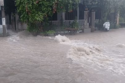 Mưa xối xả, nước cuồn cuộn như thác trên đường ở Cù Lao Chàm