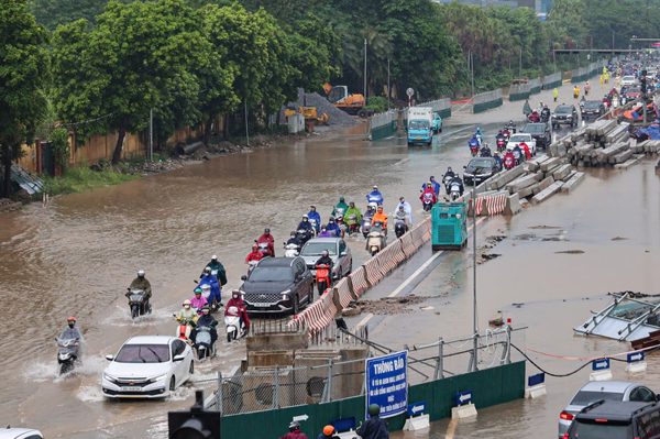 Mưa xối xả suốt đêm, Hà Nội ngập cục bộ giờ cao điểm sáng 16/9