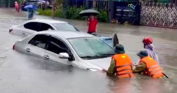 Mưa xối xả, Vinh chìm trong nước