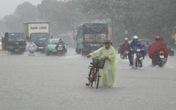 Mưa xuyên đêm, nhiều tuyến phố ở Vinh ngập sâu, phải lắp máy bơm dã chiến