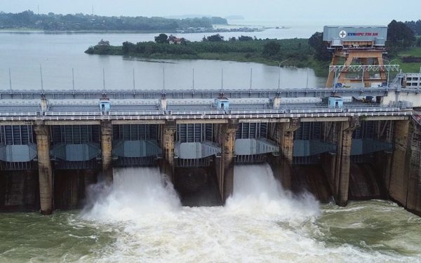 Mực nước hạ du dâng cao, Thủy điện Trị An liên tiếp đóng 3 cửa xả tràn