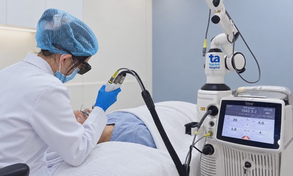 Mụn viêm tái phát khắp mặt chàng trai