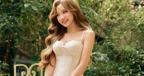 Muôn kiểu biến tấu với áo corset đa sắc