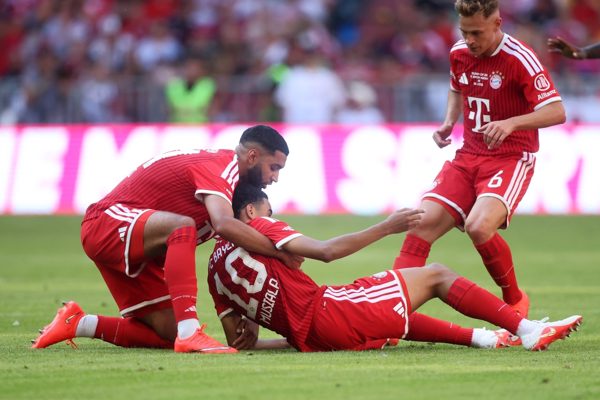 Musiala đổ gục xuống sân khiến cầu thủ Bayern hốt hoảng