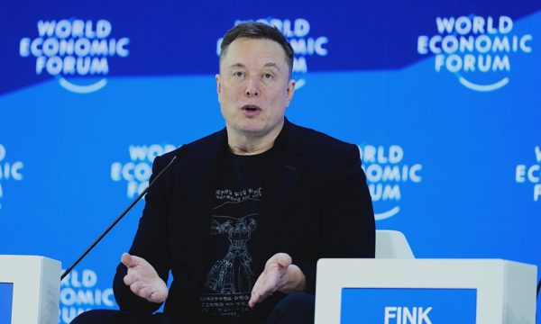 Musk chỉ trích các hãng chip nhớ 'hét giá', nhưng khen Micron
