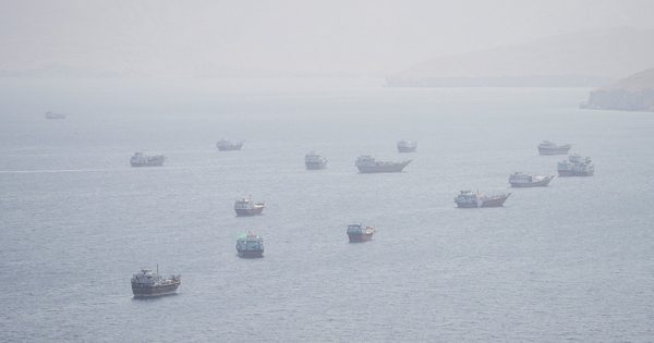 Mỹ giới hạn khung giờ bảo vệ tàu dầu qua eo biển Hormuz?