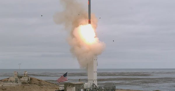 Mỹ hé lộ tên lửa AIM-260 bí mật