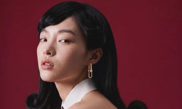 'Mỹ nhân AI' mặc đồ xa xỉ lên tạp chí thời trang