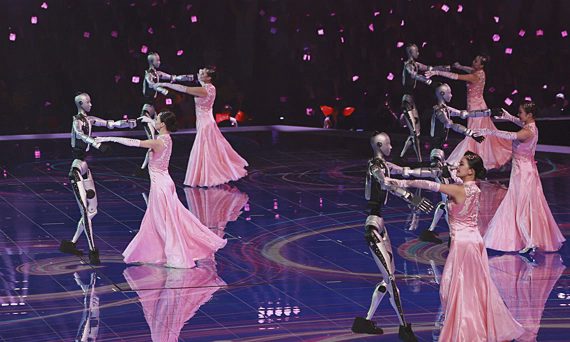 Mỹ nhân khiêu vũ với robot