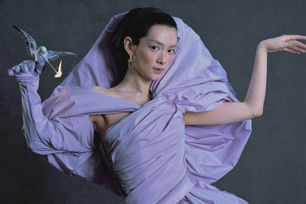 Mỹ nhân Trung Quốc cầm ô trong suốt, diện đầm nhà thiết kế Việt Nam