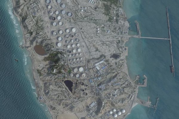 Mỹ nói đảo huyết mạch dầu mỏ của Iran đang bị "thổi bay thành từng mảnh"