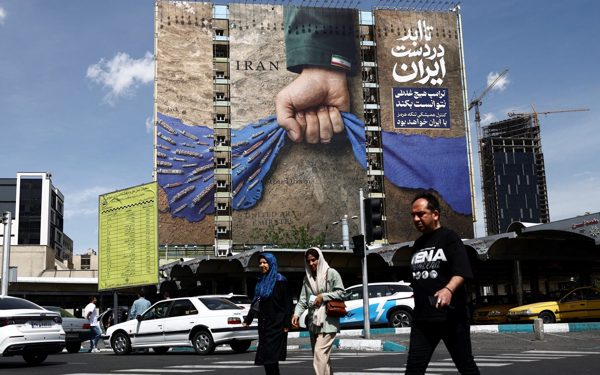 Mỹ nói Iran đang sụp đổ kinh tế, Tehran phản pháo 'ảo tưởng'