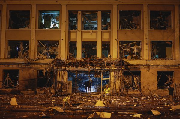 Mỹ nối lại chia sẻ tình báo cho Ukraine, Nga không kích rung chuyển Kiev