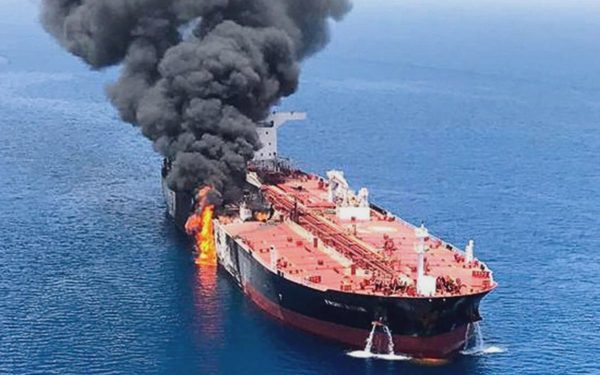 Mỹ phá hủy 5 tàu dầu Iran, Tehran phóng tên lửa đáp trả