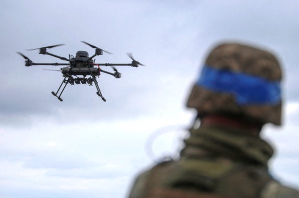 Mỹ siết Starlink, UAV của Ukraine hụt hơi trên chiến trường