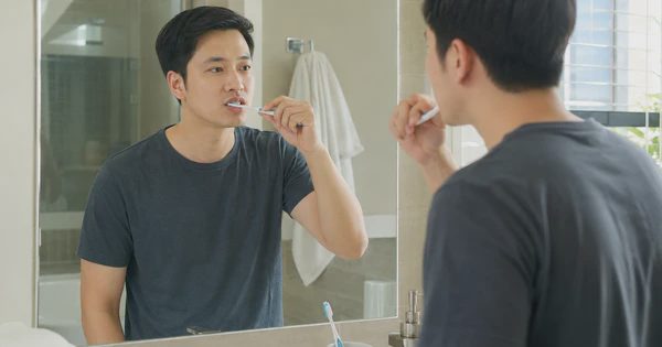 Nên đánh răng trước hay sau ăn sáng để bảo vệ men răng?
