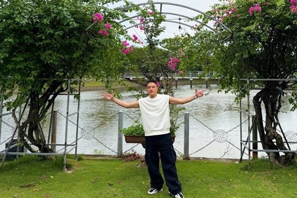 Nam ca sĩ Việt mất 8 năm xây nhà vườn trồng cây cổ và hồ cá Koi tiền tỷ là ai?