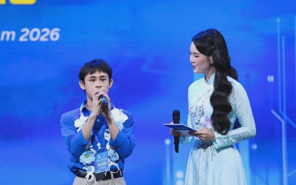Nam diễn viên Trại buôn người nghẹn ngào khi nhận giải thưởng Thanh niên sống đẹp