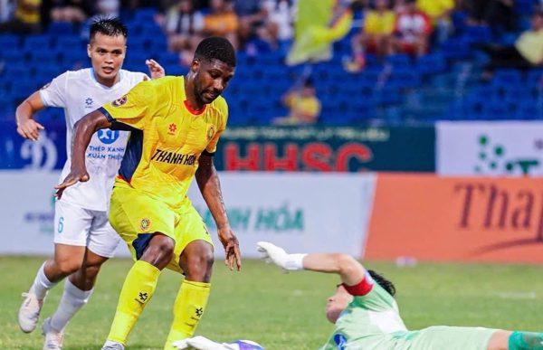 Nam Định đánh bại Thanh Hoá 2-0: Damoth phản lưới nhà
