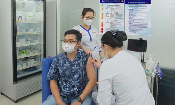 Nam giới tiêm HPV, nữ giới có được bảo vệ?