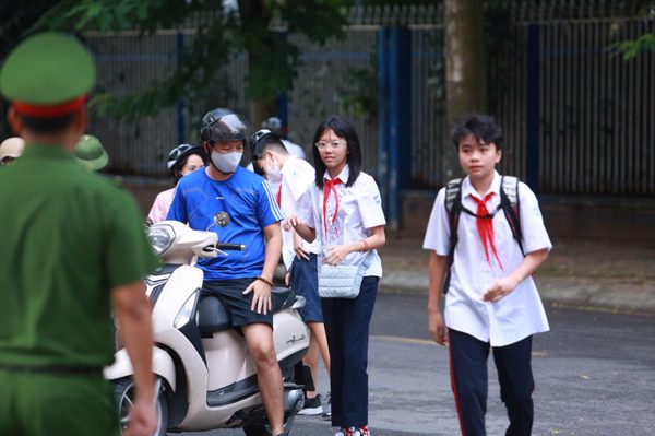 Năm học mới, phụ huynh và học sinh cần làm gì để đến trường an toàn, không ùn tắc?