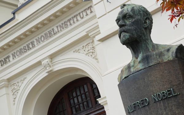 Năm nay tiền thưởng Giải Nobel tăng cao hơn