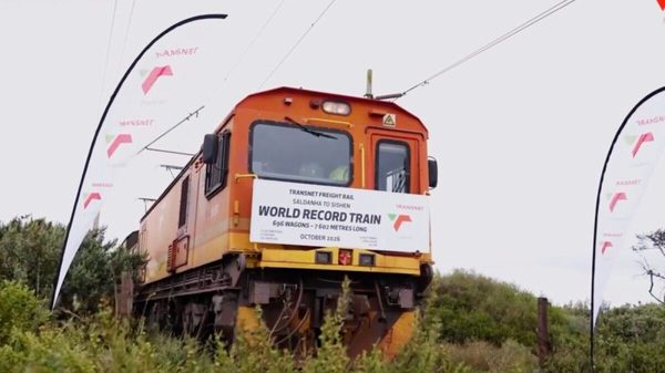 Nam Phi chạy thử đoàn tàu hàng dài kỷ lục 7,6km với 696 toa