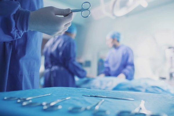 Nam sinh 14 tuổi nhập viện vì tự đưa quả dưa chuột vào trực tràng
