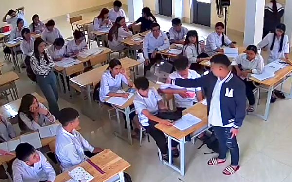 Nam sinh bị bạn đánh, bạt tai liên tiếp khi đang ngồi trong lớp học