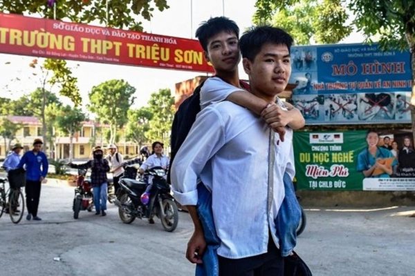 Nam sinh cõng bạn đi học 10 năm vừa trúng tuyển bác sĩ nội trú ĐH Y Hà Nội