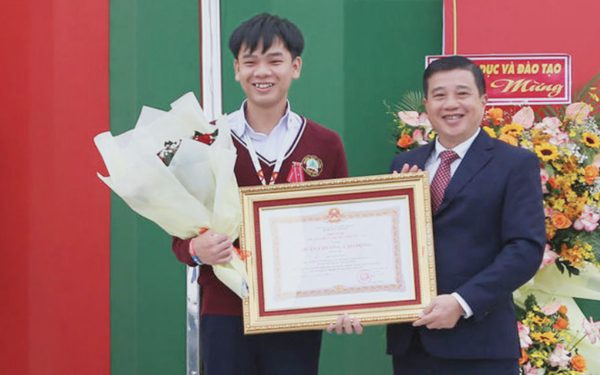 Nam sinh Đà Lạt Đặng Huy Hậu nhận Huân chương Lao động hạng Ba