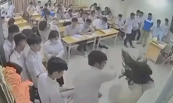 Nam sinh đánh cô giáo chảy máu trên bục giảng