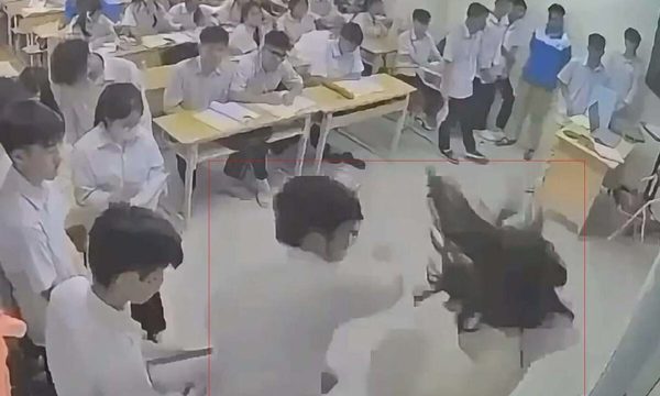 Nam sinh hành hung cô giáo ở Hà Nội bị bắt