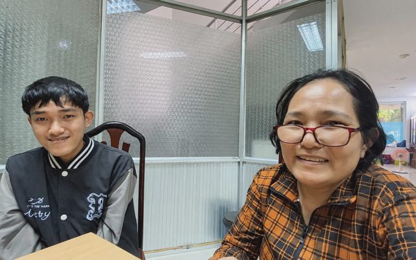 Nam sinh làm thêm ở xưởng máy, không đủ tiền vào đại học được giúp 70 triệu đồng