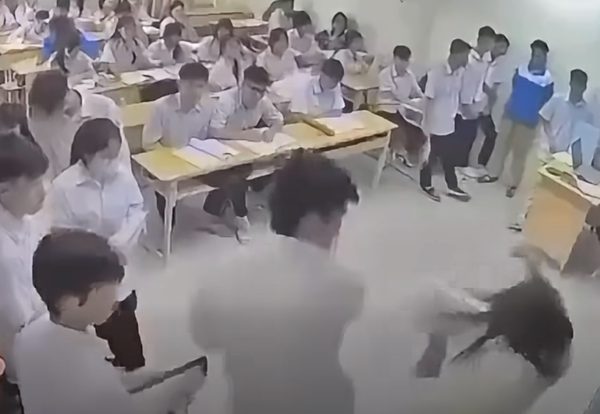 Nam sinh lao lên bục giảng đánh cô giáo: Nhà trường phối hợp công an làm rõ