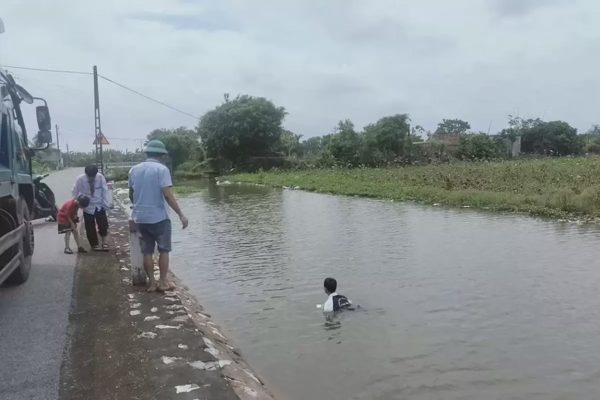 Nam sinh lao xuống sông cứu hai em nhỏ dù không biết bơi