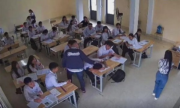 Nam sinh lớp 10 bị bạn đánh, bạt tai liên tiếp trước lớp