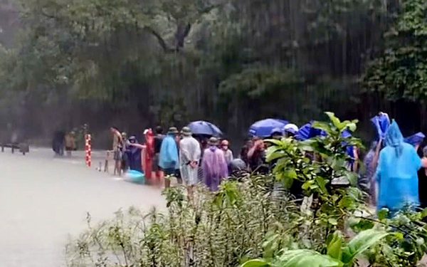 Nam sinh lớp 10 bị nước cuốn mất tích khi đi vớt củi cùng bạn