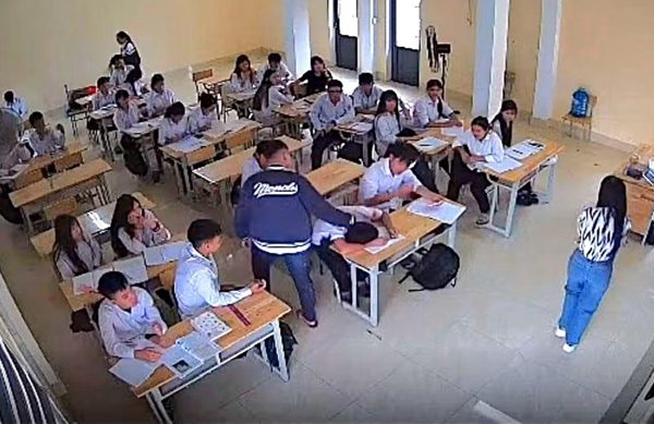 Nam sinh lớp 10 ở Hà Tĩnh bị bạn đánh thủng màng nhĩ ngay trong lớp học