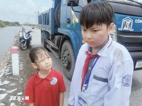 Nam sinh lớp 11 dũng cảm cứu hai em nhỏ rơi sông