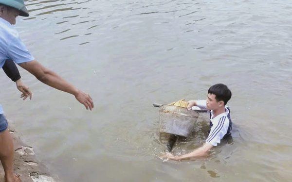 Nam sinh lớp 11 lao xuống dòng nước sâu cứu hai em nhỏ