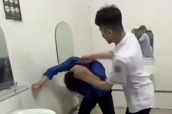 Nam sinh lớp 12 bị bạn học đánh gãy xương mũi