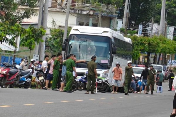 Nam sinh lớp 6 bị cuốn vào gầm ô tô khách đang lùi, tử vong tại chỗ