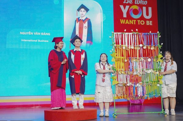 Nam sinh mang 156 huy chương lên sân khấu tốt nghiệp gây bão mạng