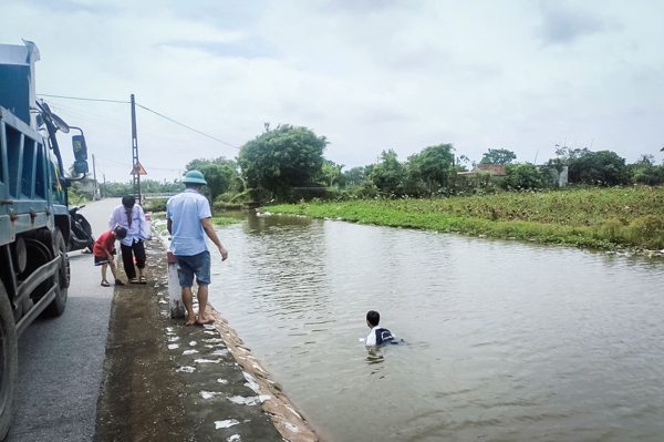Nam sinh Ninh Bình cứu 2 em nhỏ chới với dưới sông: 'Em không biết bơi'